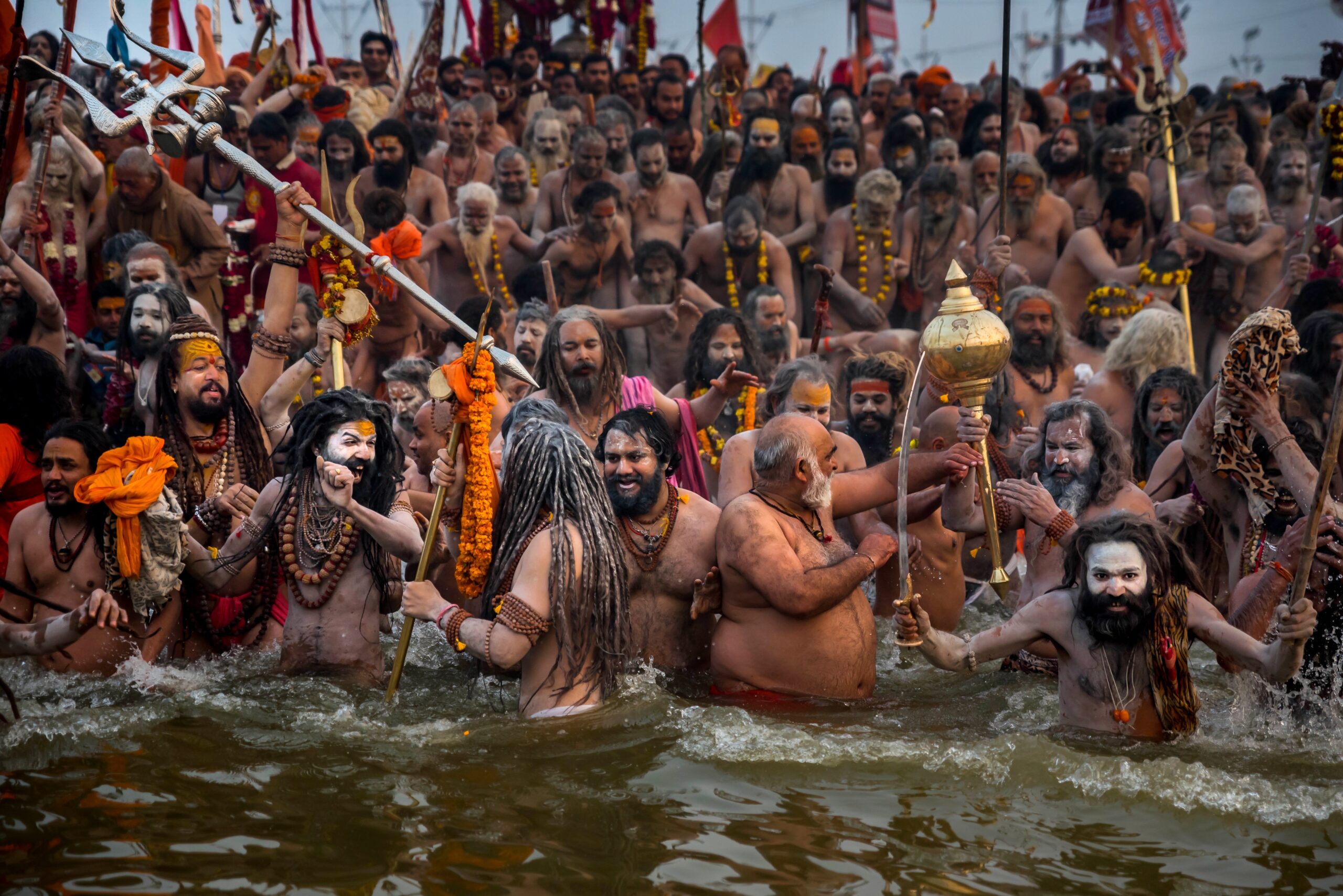 [Bild av Kumbh Mela rituellt bad]