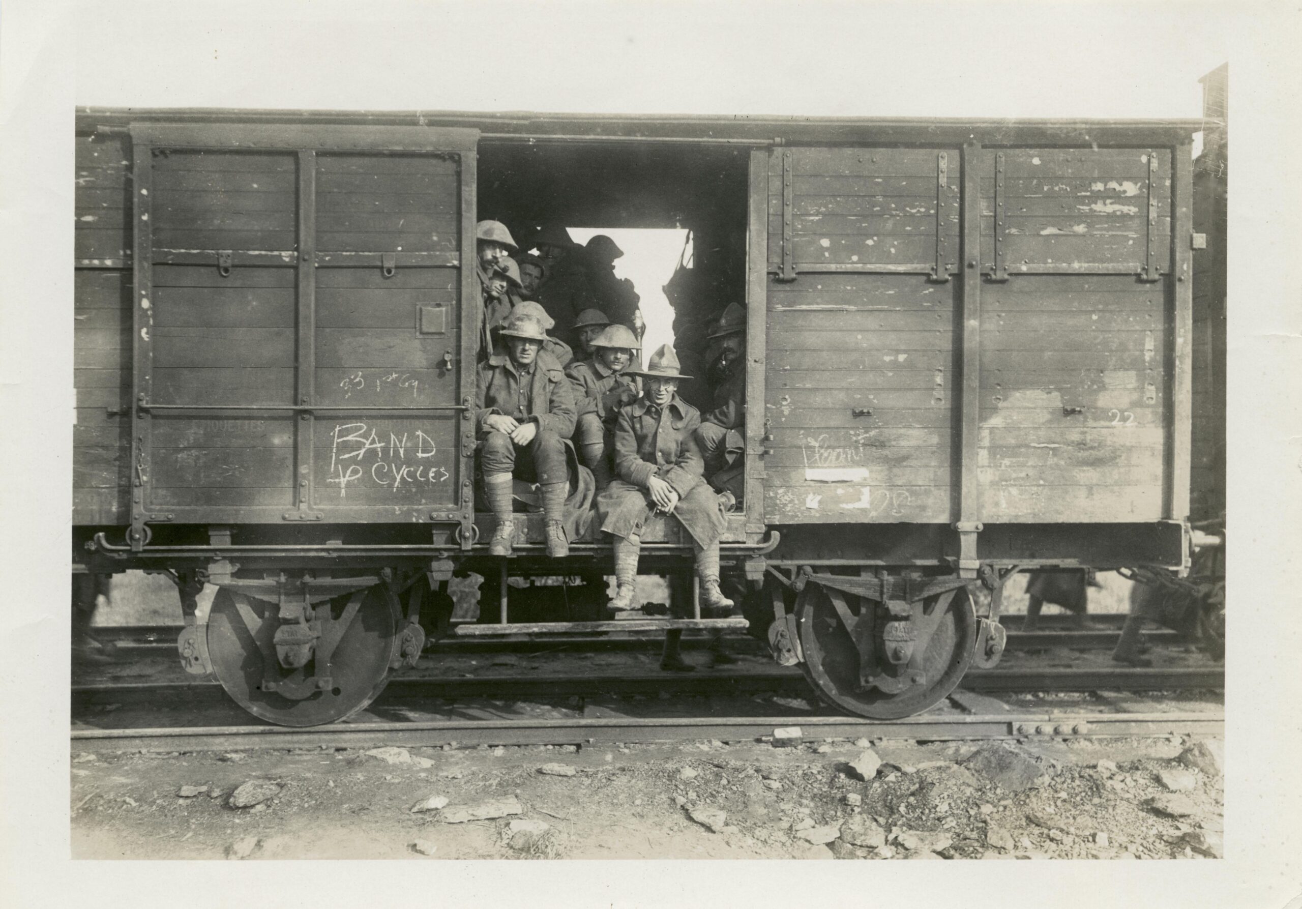 Nya zeeländska soldater på ett tåg. Kriget spreds snabbt till kolonierna.