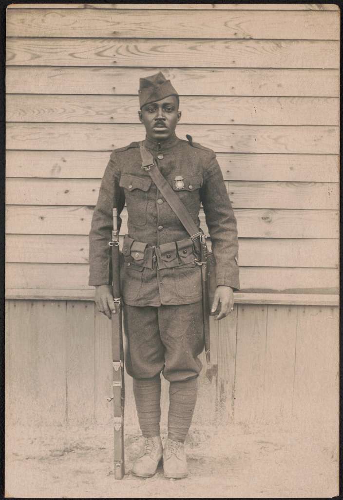 Porträtt av en afrikansk soldat i uniform