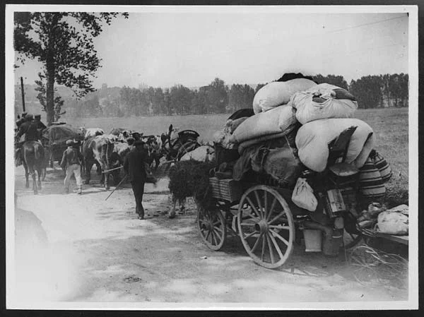 Belgiska flyktingar på de sönderbombade vägarna