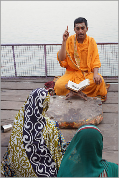 Brahmin-präst som läser helig hinduisk text