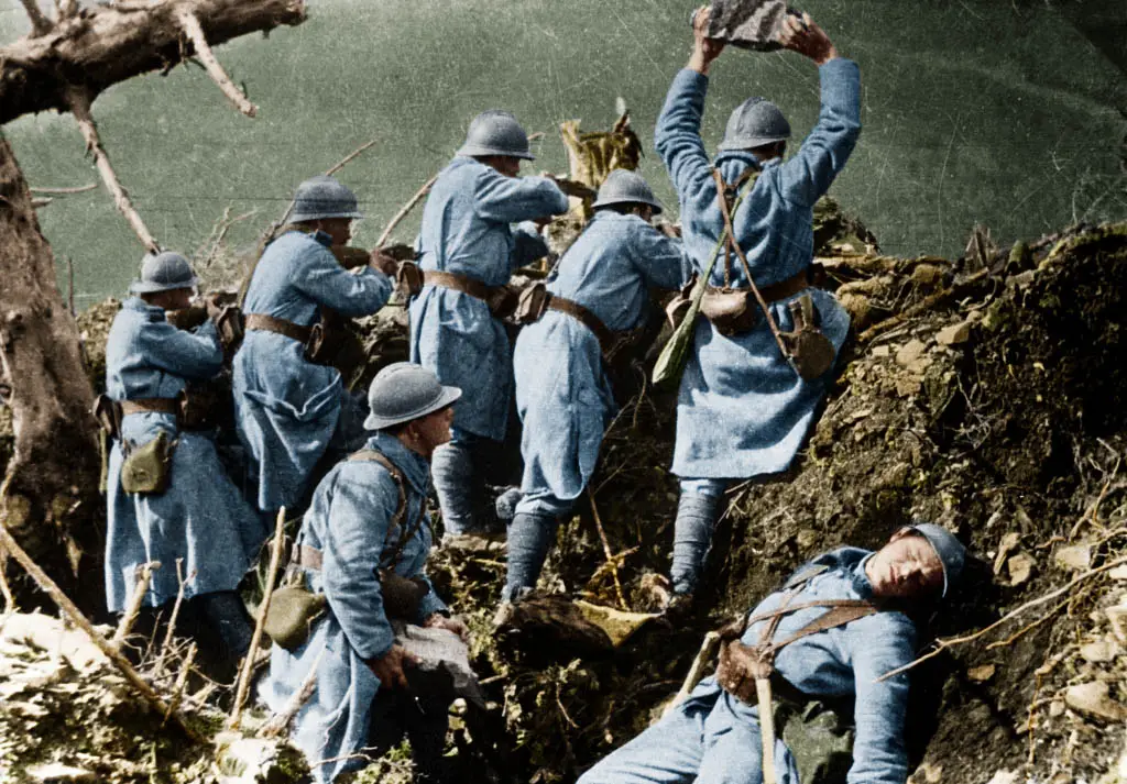 Franska soldater rycker fram i strid