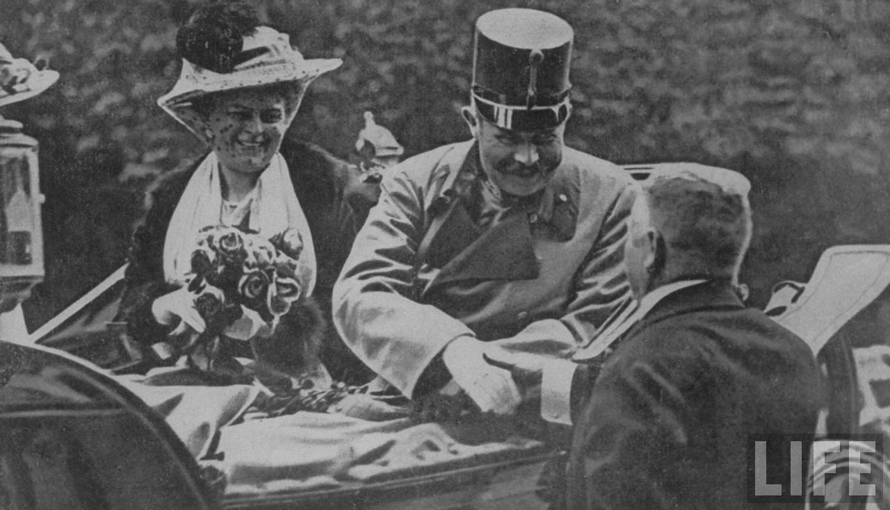 Ärkehertig Franz Ferdinand och hans fru Sophie i bilen i Sarajevo strax före attentatet 1914