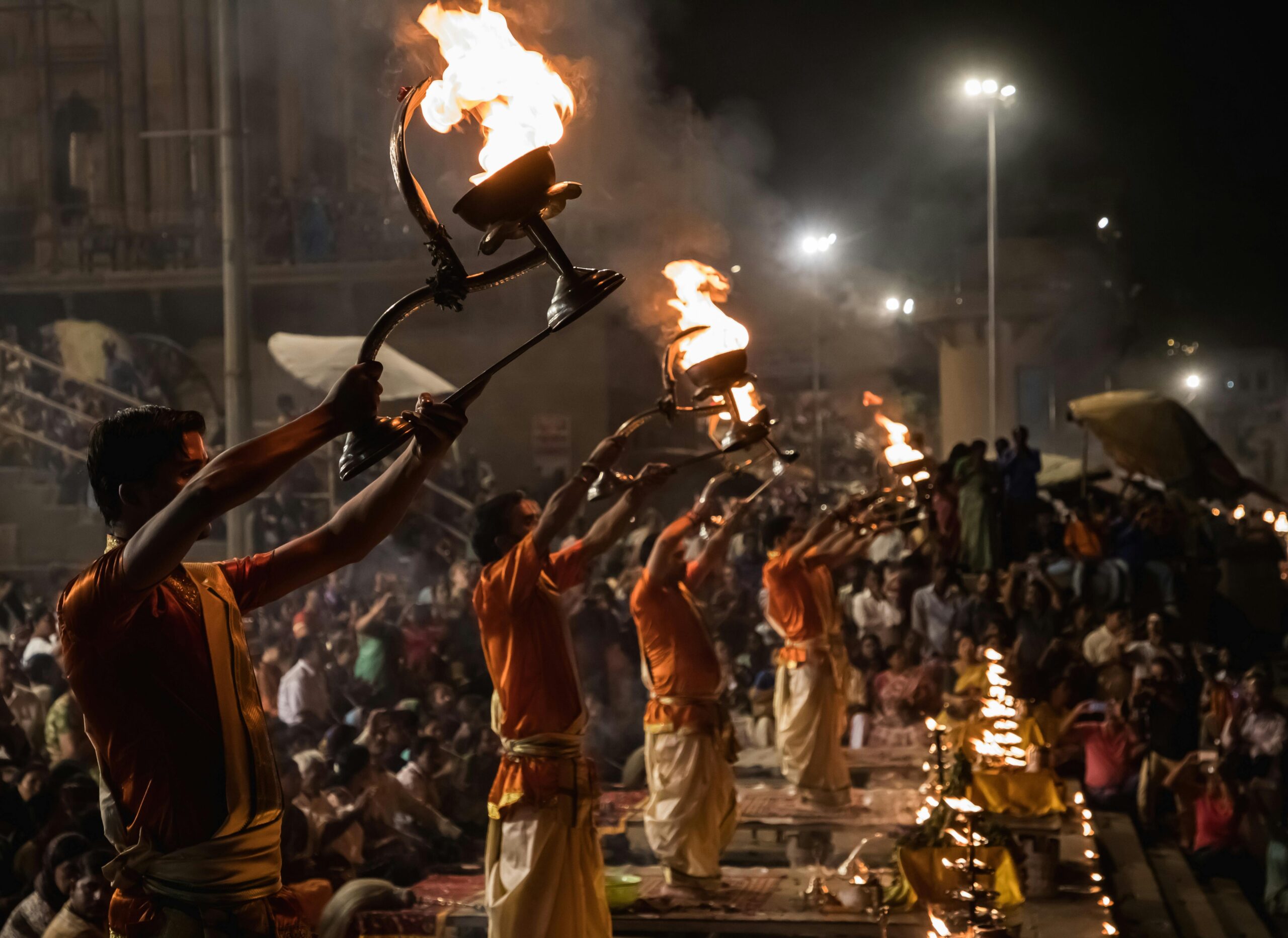 Ganga Aarti eldfestival vid floden Ganges