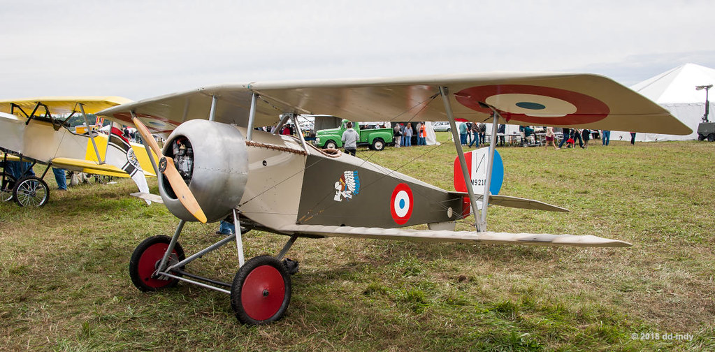 Ett tidigt stridsflygplan från Första världskriget i luften