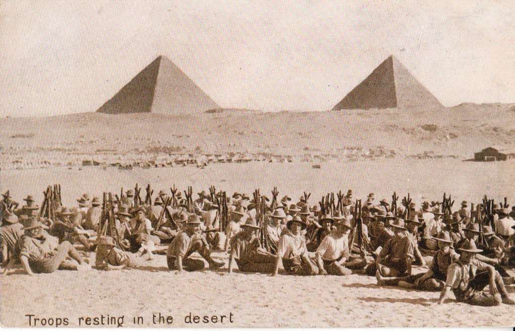 Australiska trupper vilar framför pyramiderna i Egypten