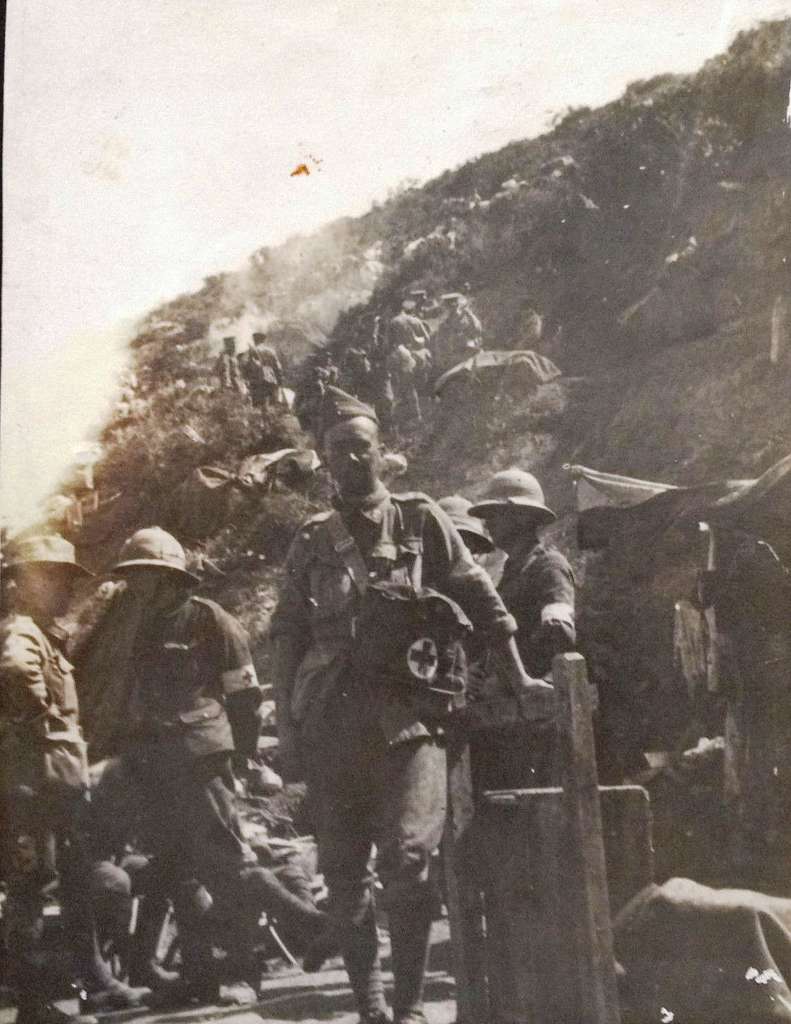 Sjukvårdare och trupper vid ANZAC Cove