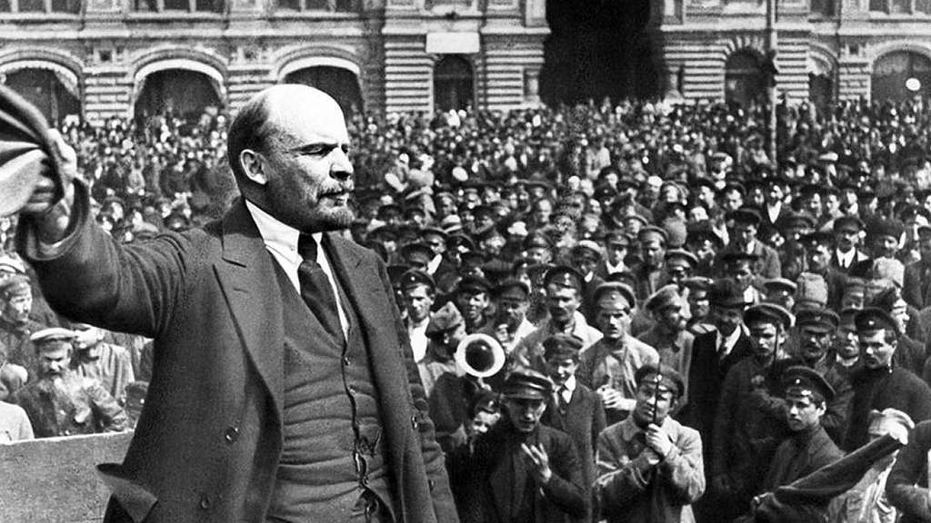 Vladimir Lenin talar till en folkmassa