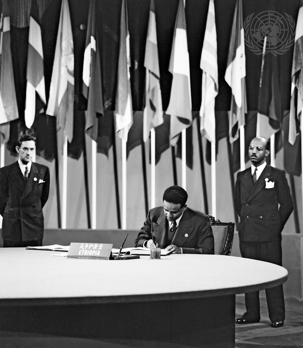 Aklilu Habte-Wold signerar FN-stadgan 1945