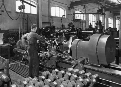 Svensk maskinverkstad med arbetare och maskiner omkring 1950.