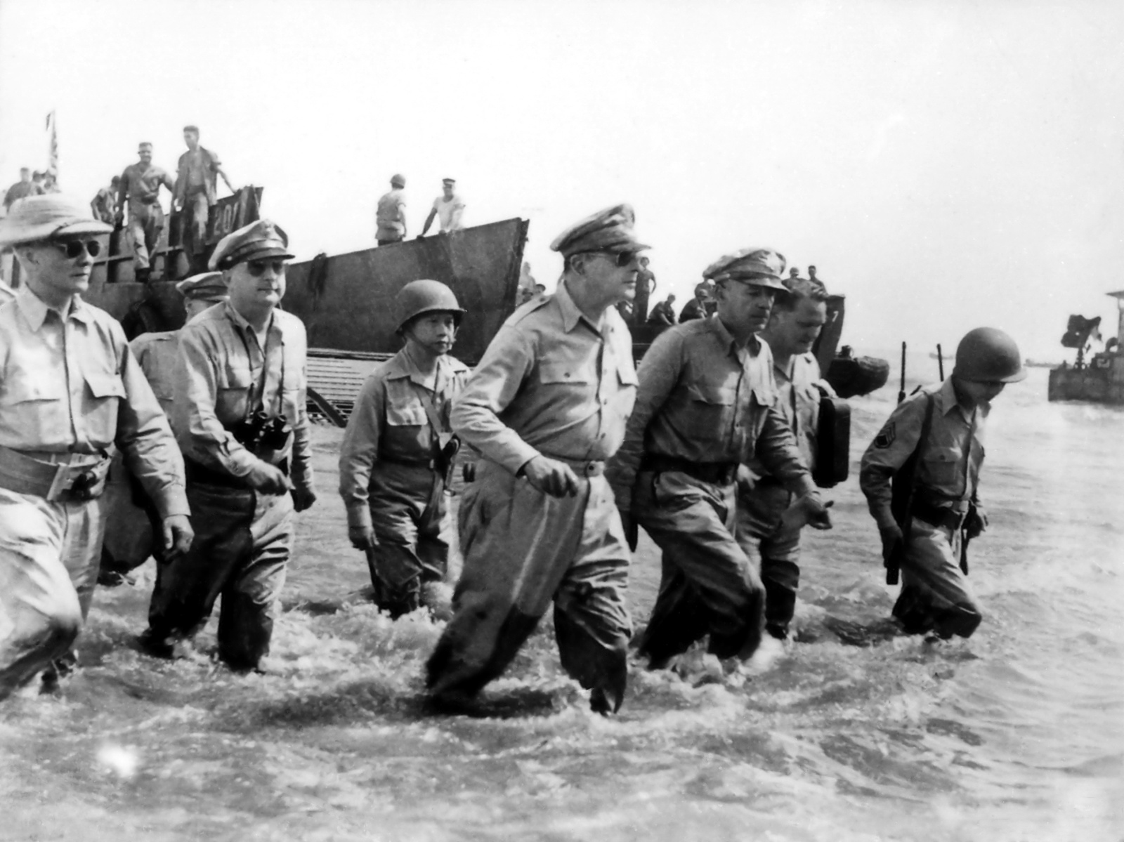Douglas MacArthur landstiger på Leyte i Filippinerna 1944.