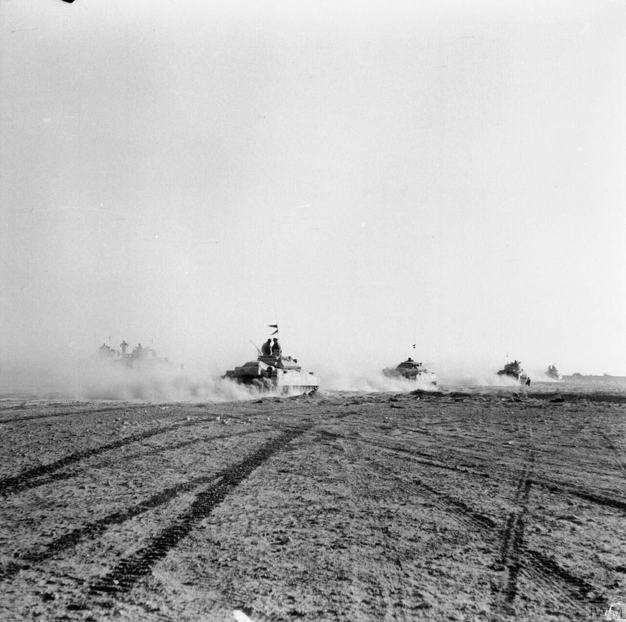 Brittiska pansarvagnar rycker fram vid El Alamein 1942