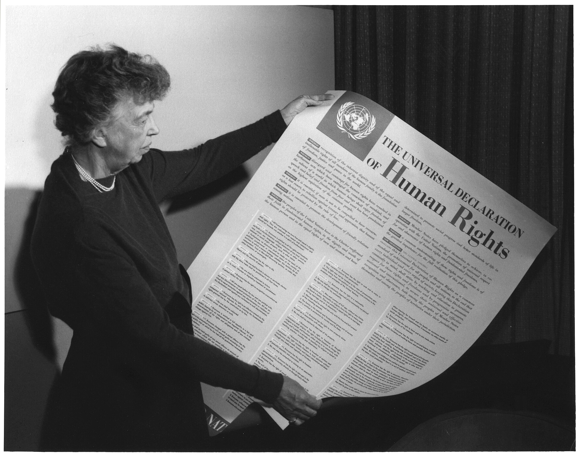 Eleanor Roosevelt håller FN:s deklaration om mänskliga rättigheter