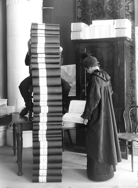 Elin Wägner står bredvid namninsamlingen för kvinnlig rösträtt 1914.