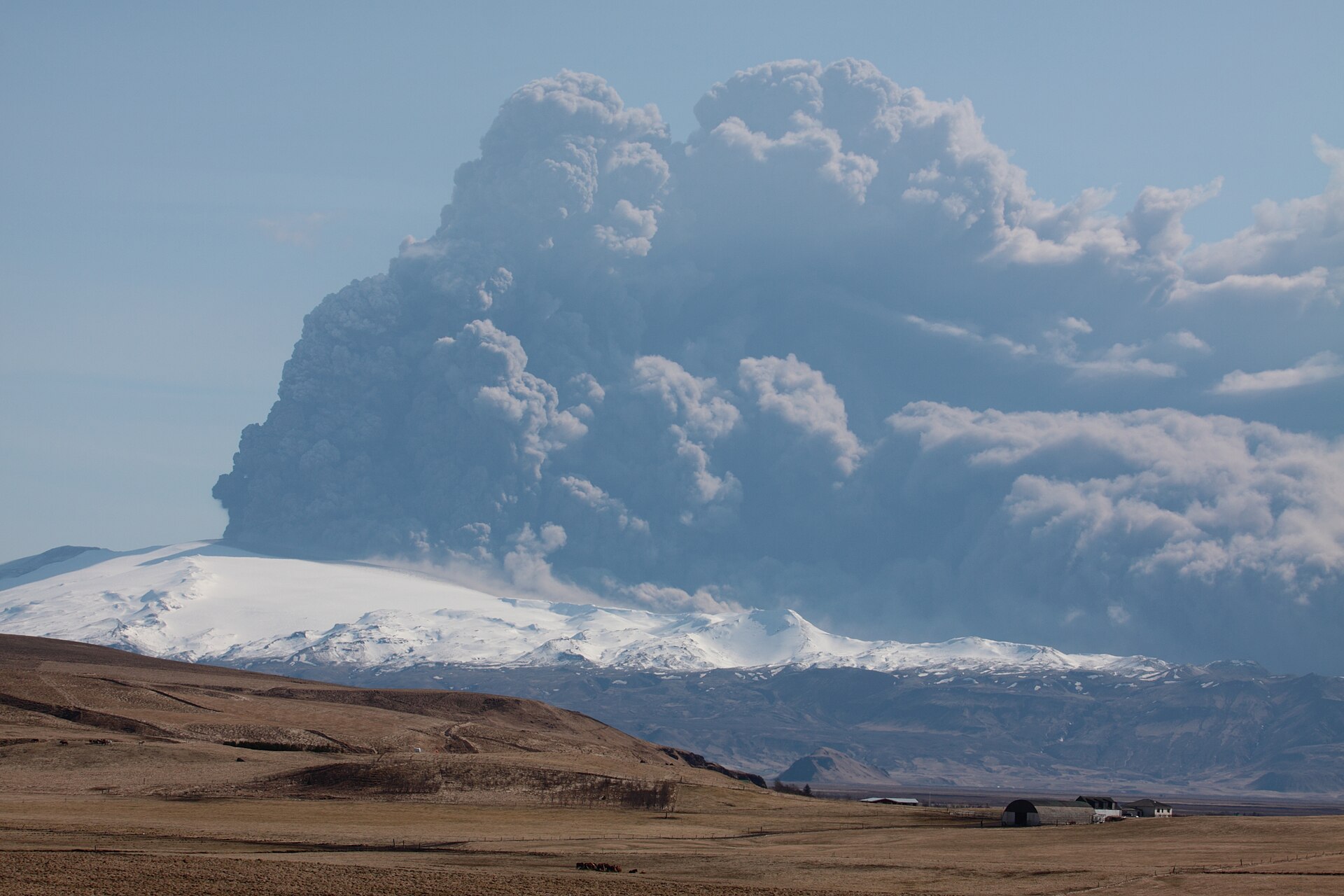 Askplym stiger från Eyjafjallajökull på Island.