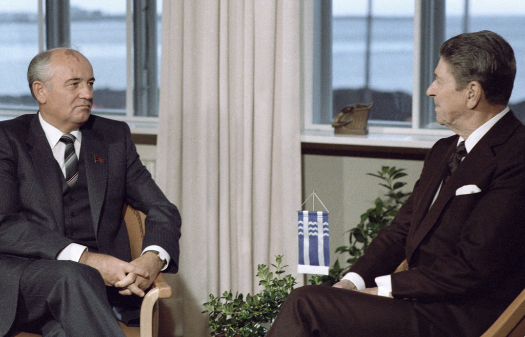 Michail Gorbatjov och Ronald Reagan möts i Reykjavik 1986.
