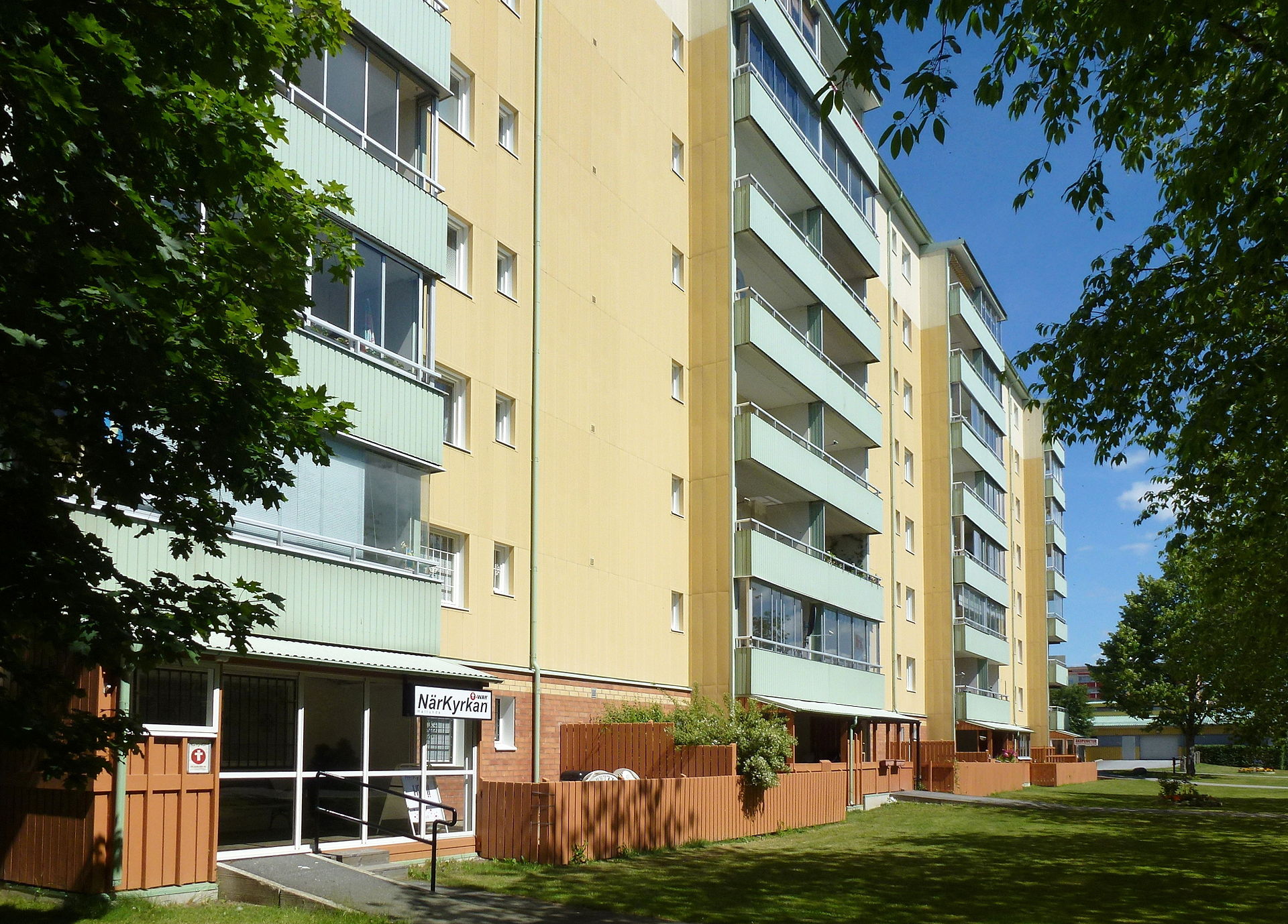 Miljonprogramsbebyggelse i Hallunda med höga bostadshus.