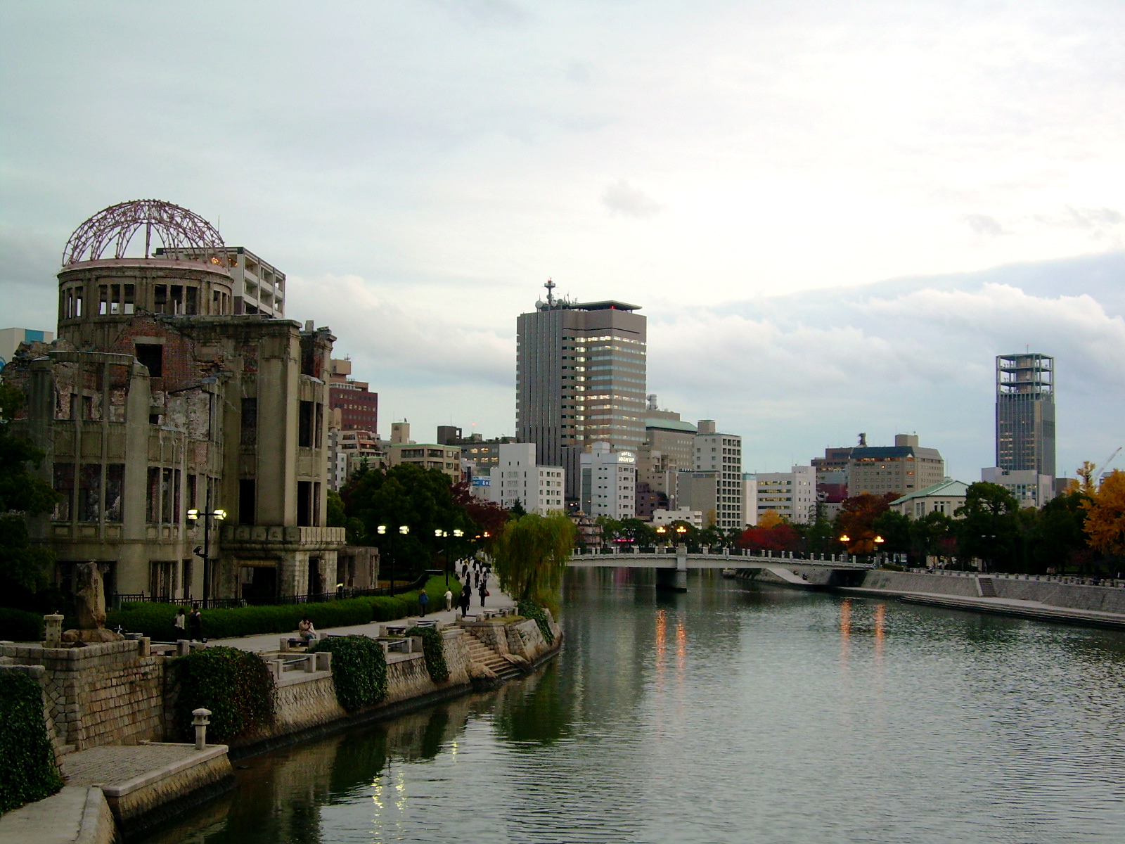 Hiroshima fredsmonument efter atombombningen 1945