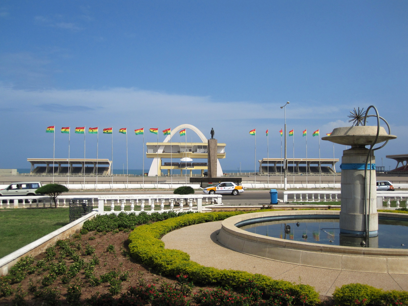 Independence Square i Accra med Ghanas flaggor