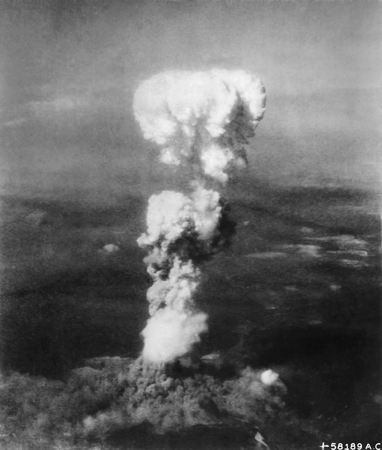 Svampmoln över Hiroshima efter atombomben 1945.
