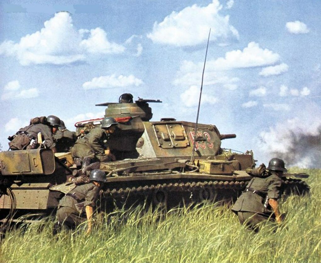Tysk Panzer III med infanteri i Ryssland