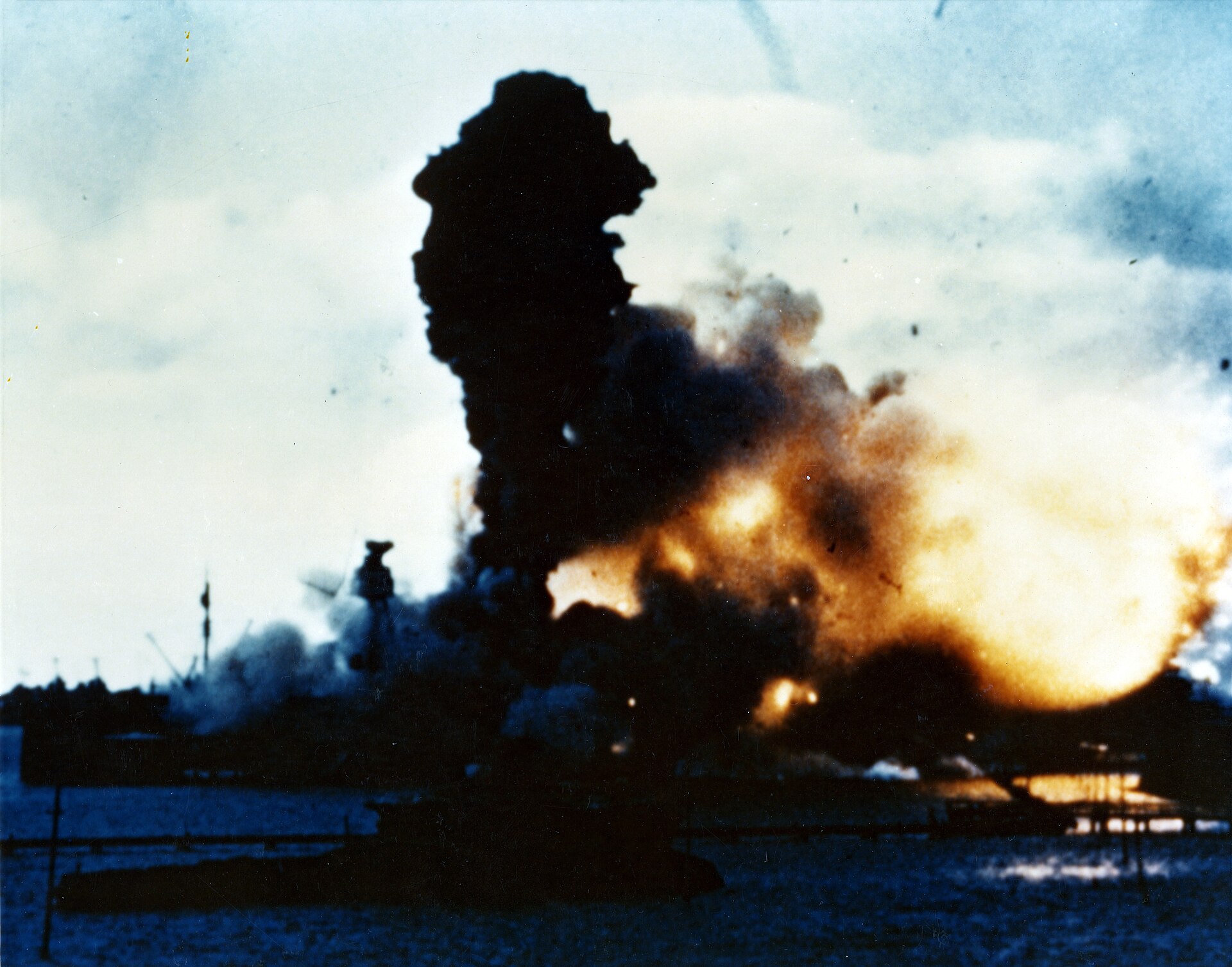 Rök och eld stiger från amerikanska fartyg under attacken mot Pearl Harbor 1941.