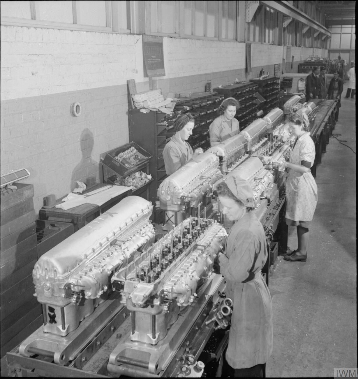 Kvinnliga arbetare monterar delar till Merlinmotorer i Rolls-Royce fabrik 1942.