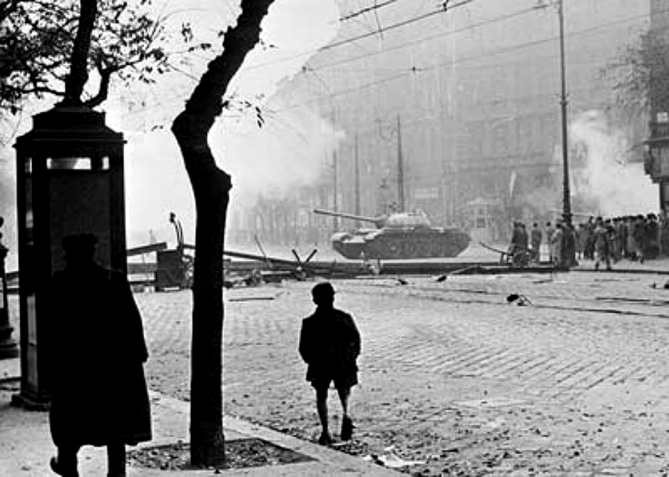 Sovjetisk stridsvagn vid barrikad i Budapest 1956.