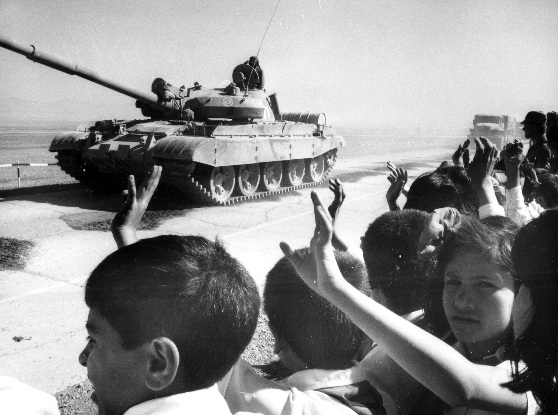 Sovjetisk T-62-stridsvagn lämnar Afghanistan 1987.