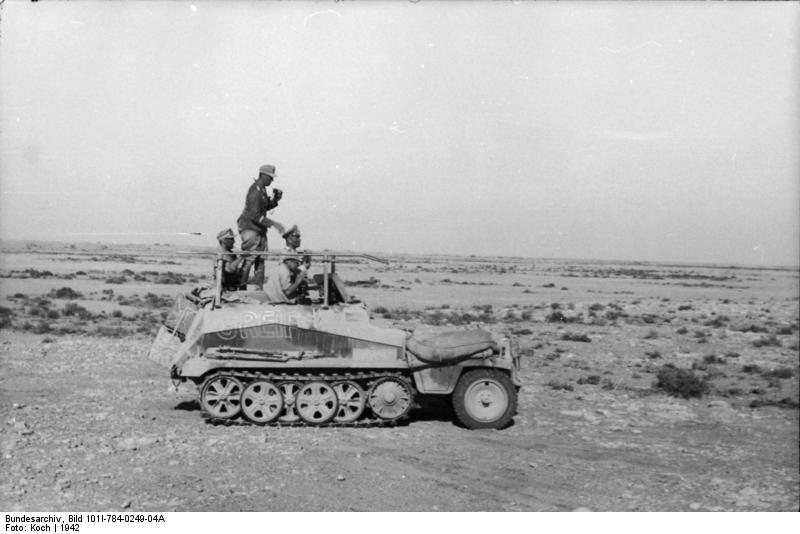 Rommel i sitt befälsfordon Greif i Nordafrika