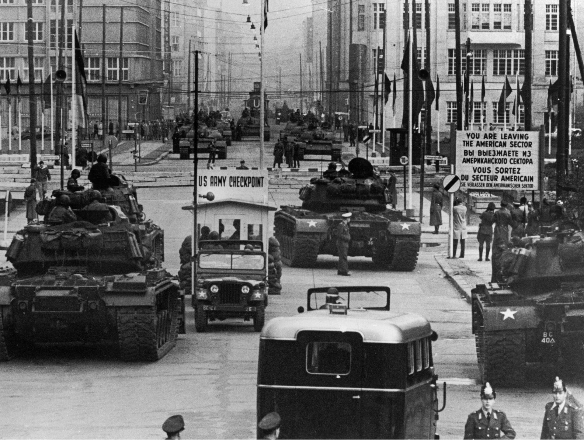 Amerikanska och sovjetiska stridsvagnar vid Checkpoint Charlie 1961.