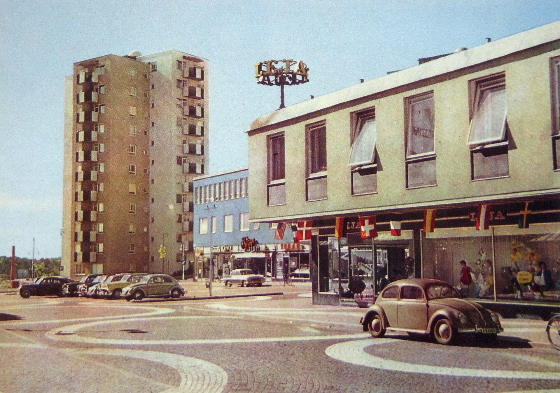 Höghus och centrum i Vällingby under 1950-talet.