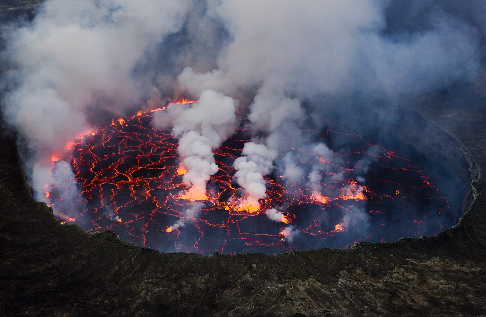 Glödande lavasjö i vulkanen Nyiragongo.