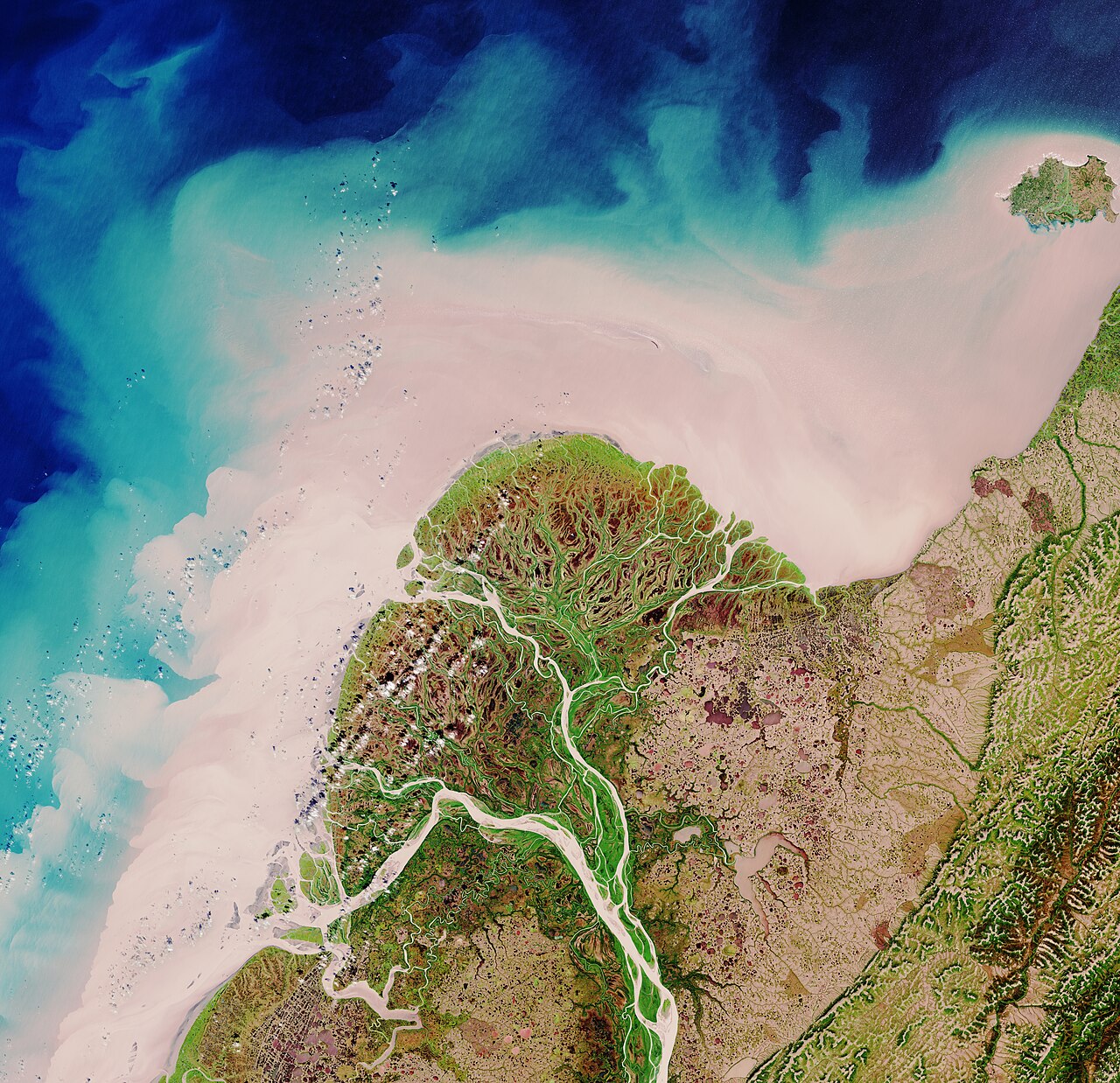 Satellitbild av Yukonflodens delta med mörka vattenkanaler och ljusa landområden.