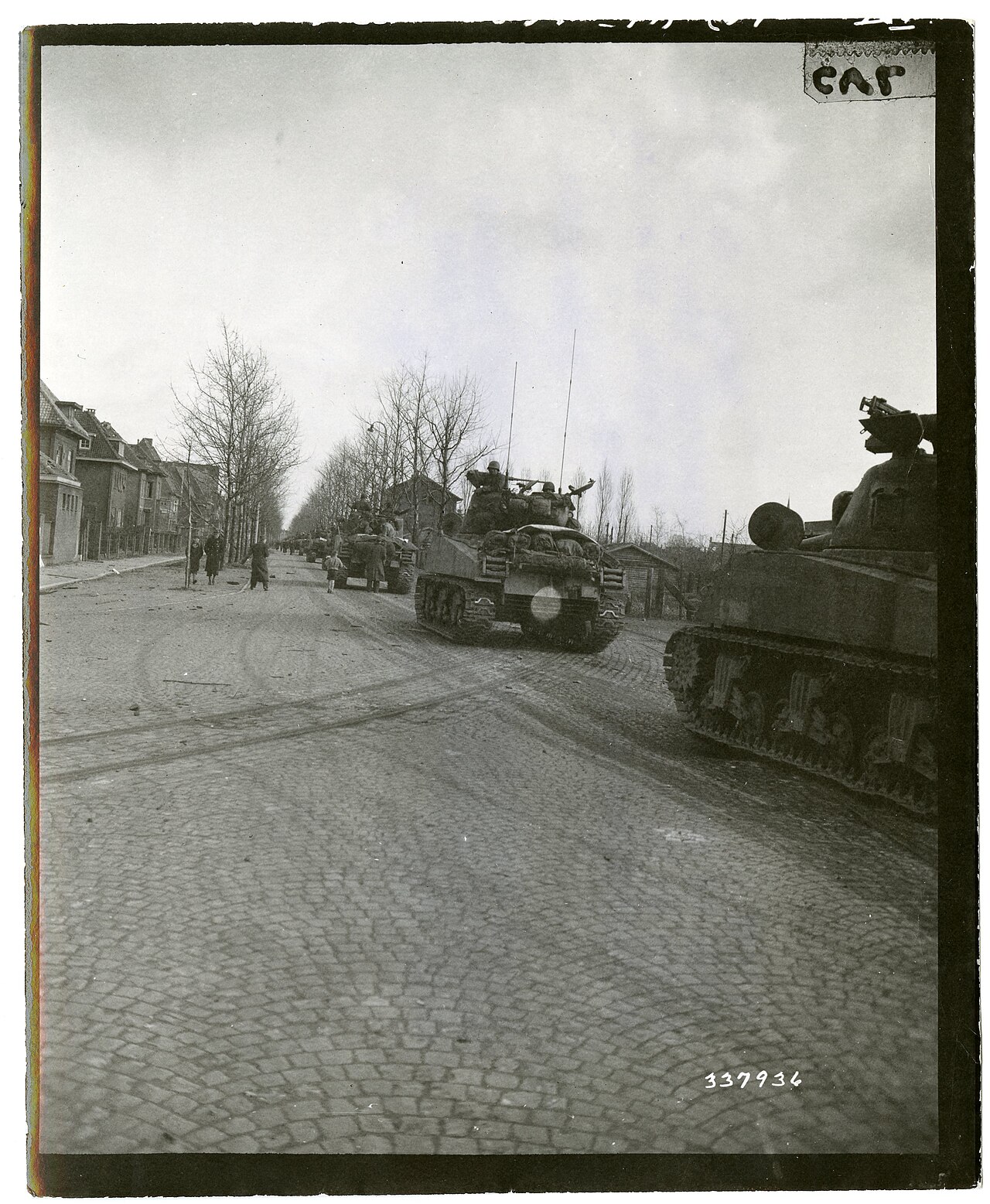 Amerikanska Sherman-stridsvagnar rycker fram i Holland