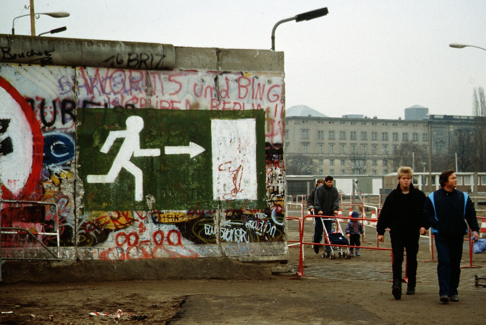 Människor vid Berlinmuren när muren föll 1989.