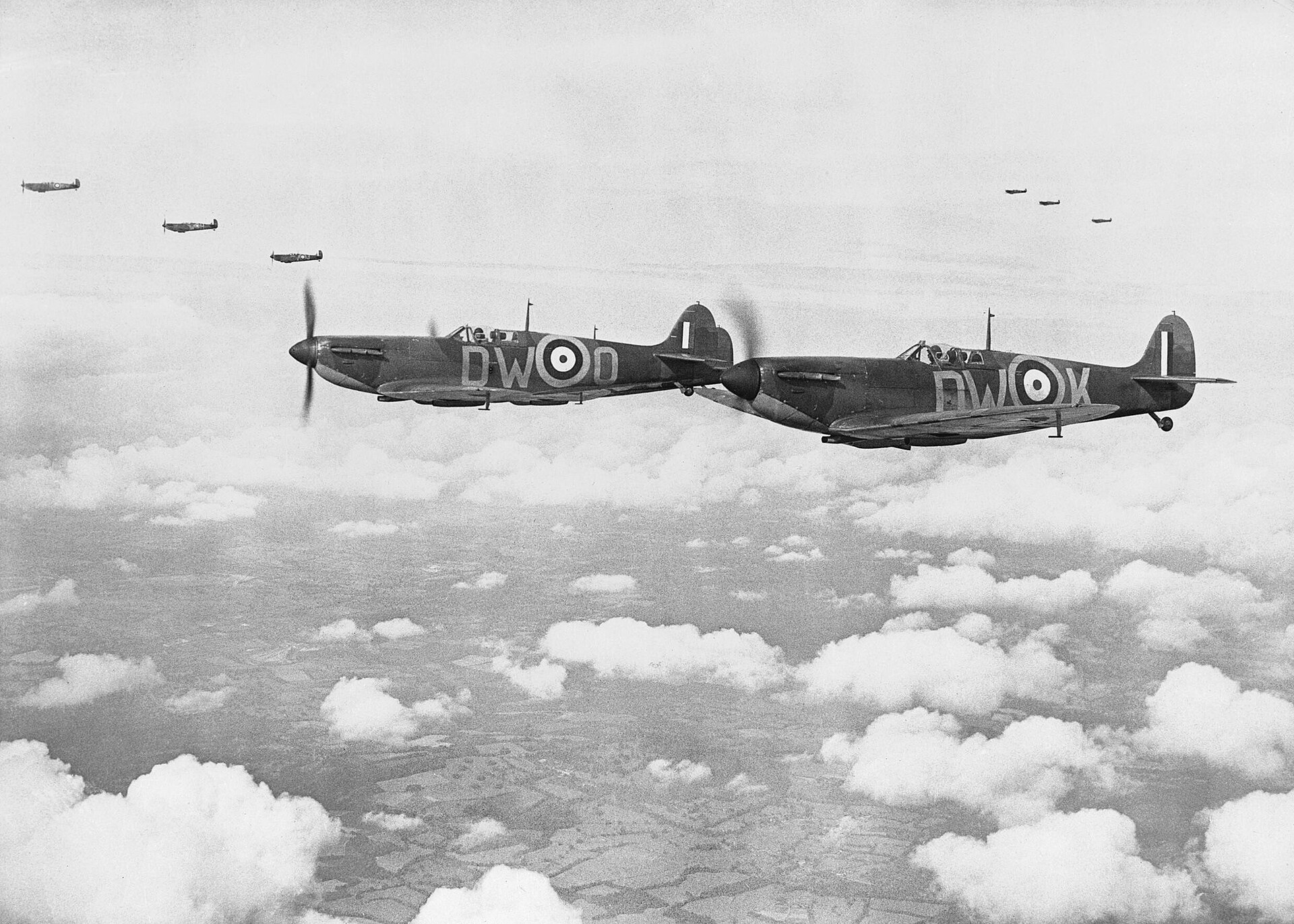 Brittiska Spitfireplan flyger i formation under slaget om Storbritannien 1940