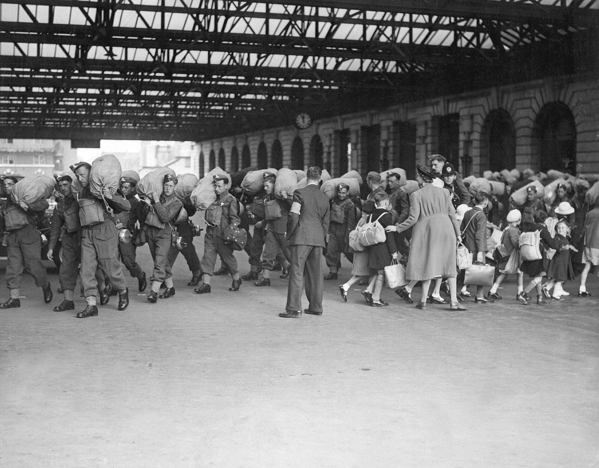 Brittiska barn evakueras från London under andra världskriget.