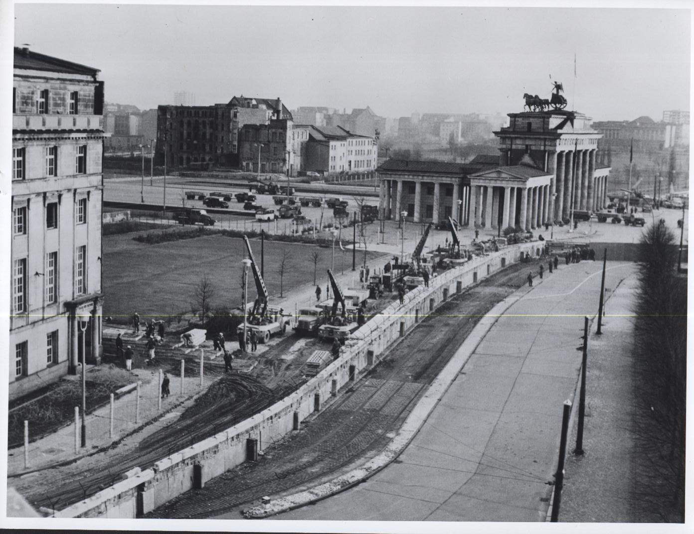 Östtyska soldater förstärker gränsen vid Berlinmuren 1961.