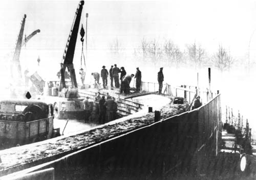 Arbetare bygger Berlinmuren i november 1961.