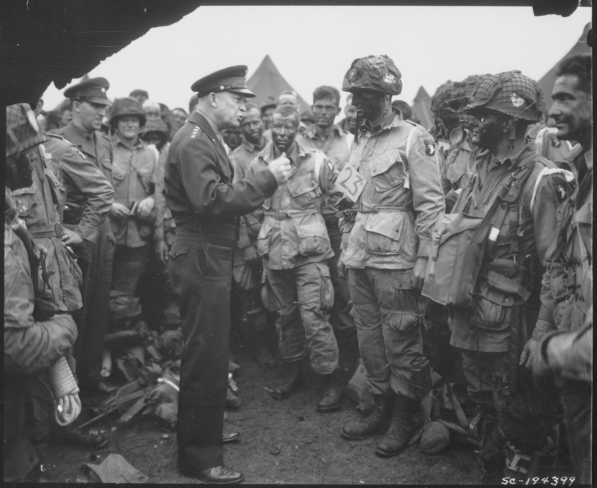 Dwight D. Eisenhower talar med soldater före D-dagen.