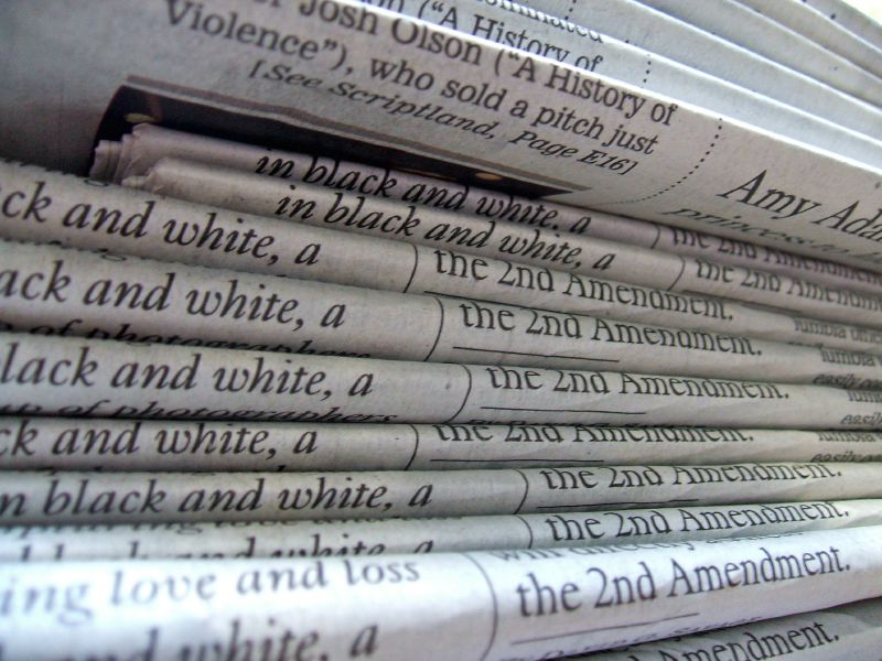 En bunt tryckta tidningar.