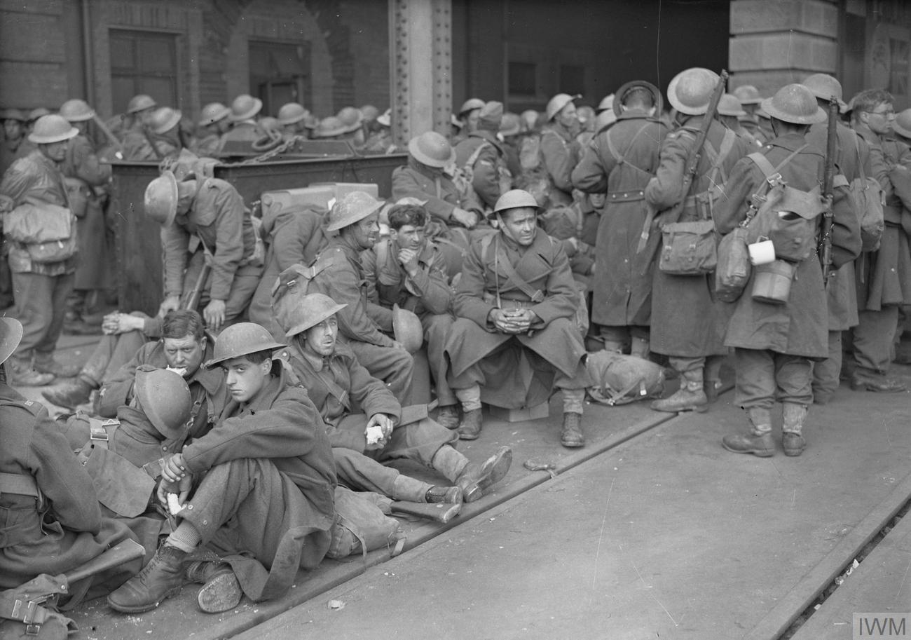 Brittiska och allierade soldater väntar under evakueringen från Dunkerque 1940.