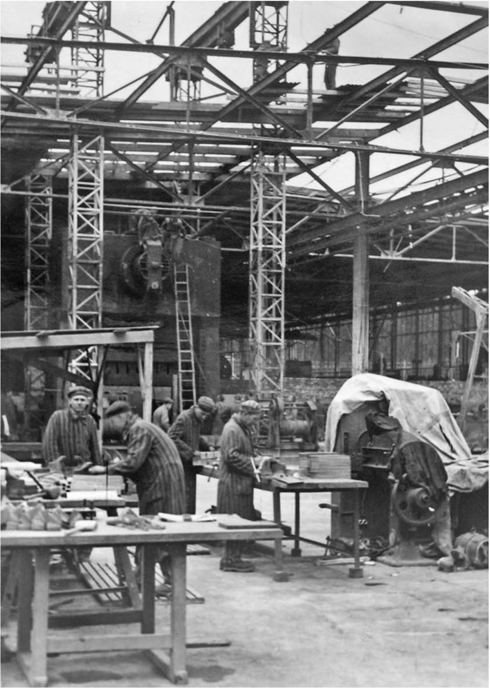 Fångar arbetar i Messerschmitt-fabrik under Nazityskland