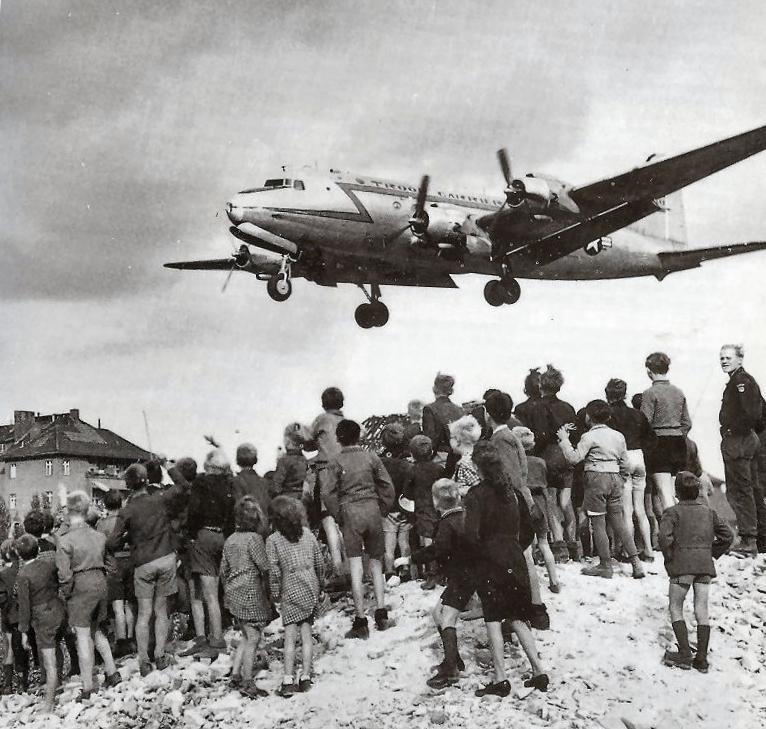 C-54 transportflygplan landar vid Tempelhof under Berlinluftbron.