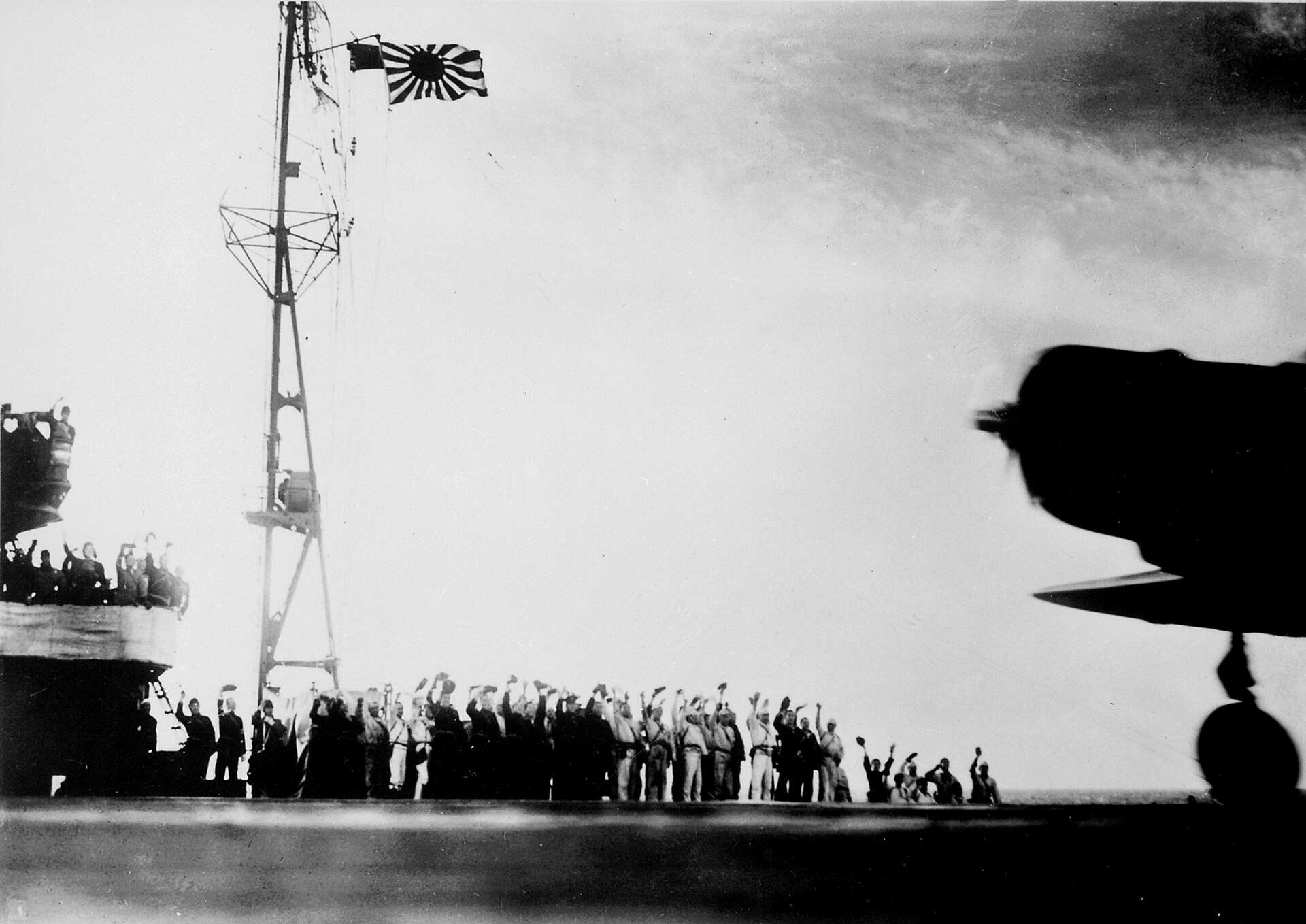 Japanskt flygplan lyfter från hangarfartyg före Pearl Harbor.