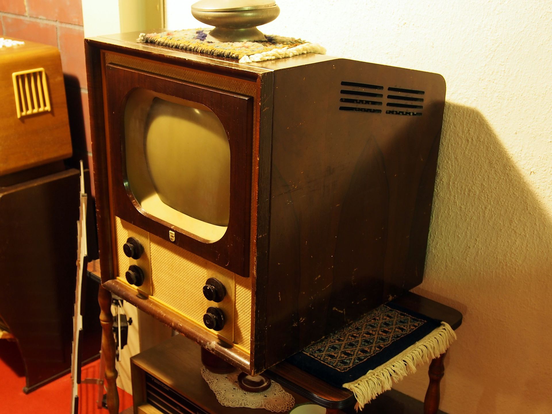 Gammal Philips-TV i närbild.