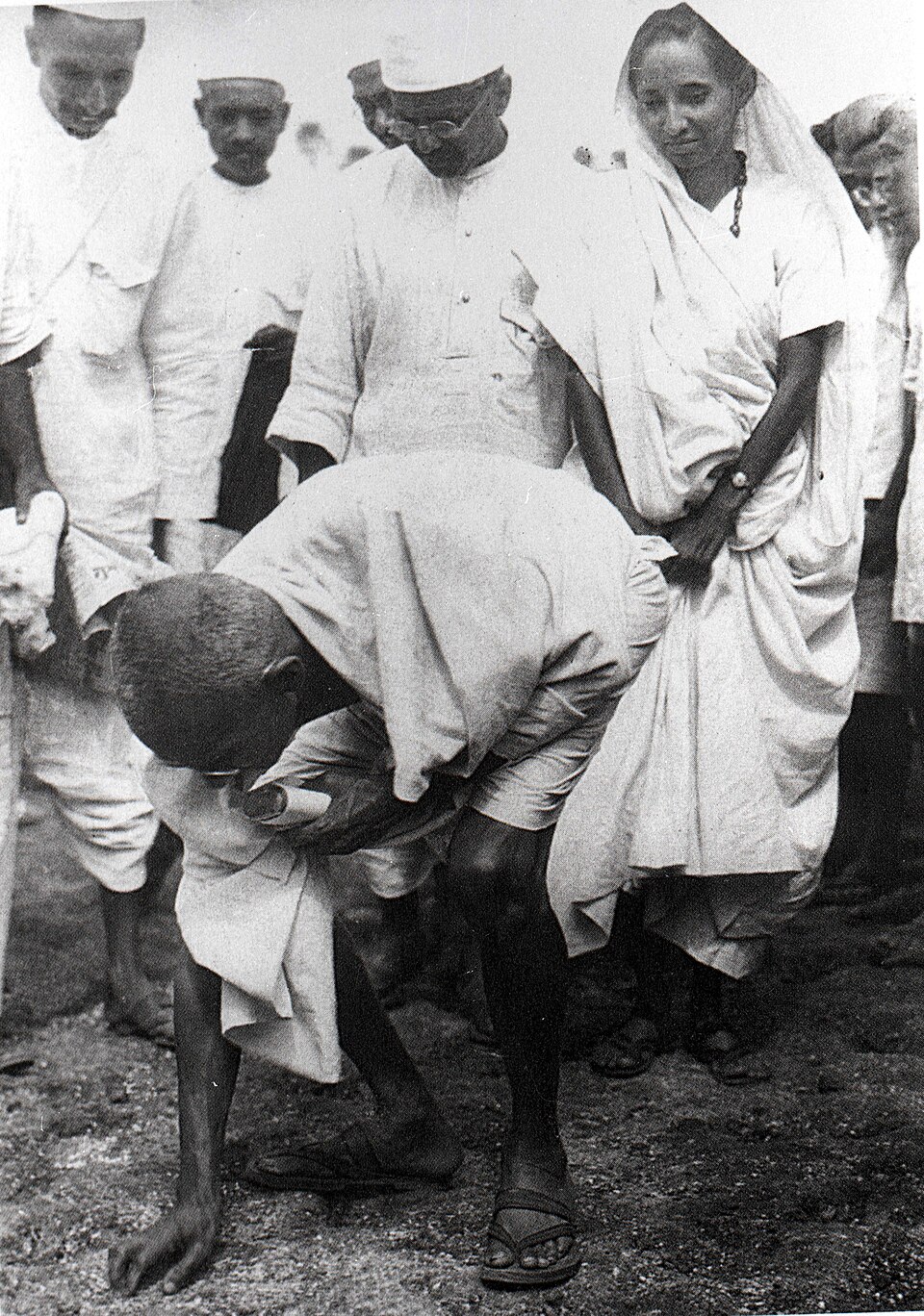 Mahatma Gandhi tar upp salt vid Dandi under Saltmarschen 1930.
