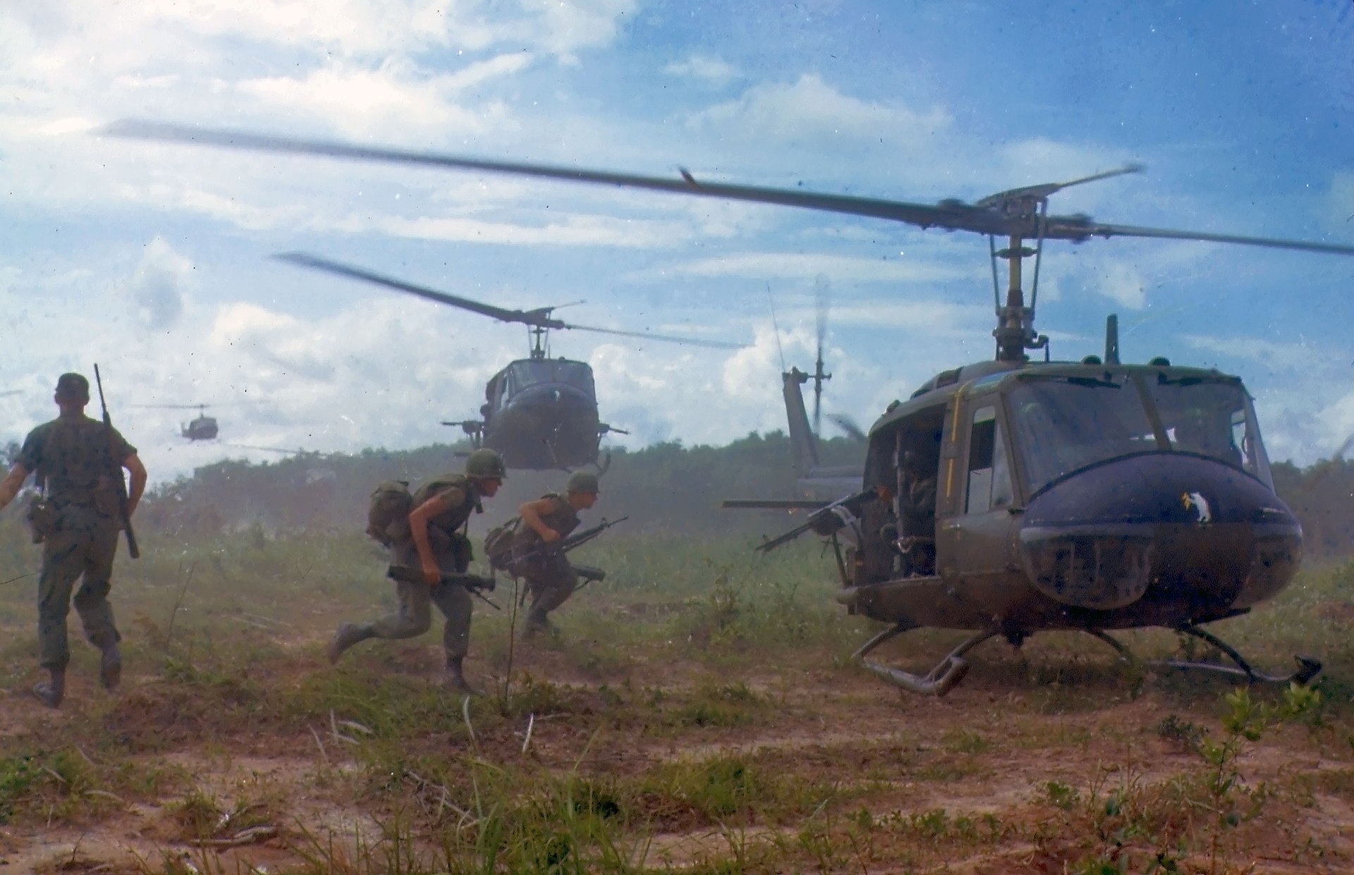 Amerikanska UH-1D-helikoptrar flyger över Vietnam 1966.