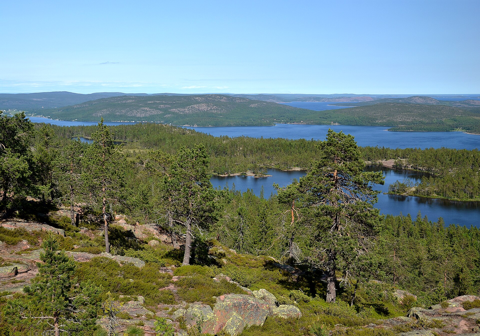 Höga kusten med vatten, skog och höjdskillnader.